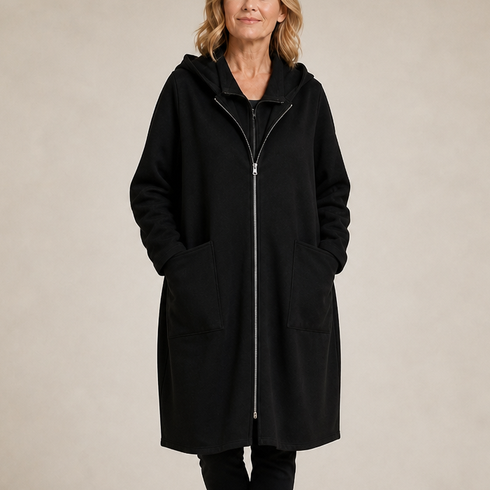 Modell i dammode som bär elegant kappa med huva och mellanlängd