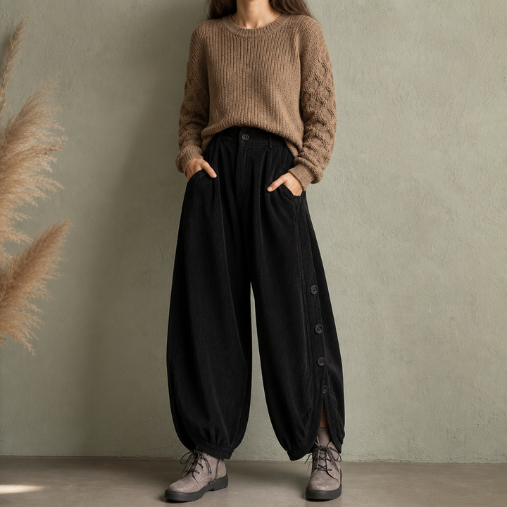 Stilren outfit med svarta vida byxor för dam, passande till vardags