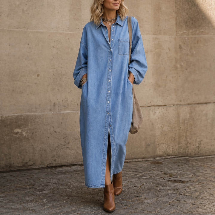Närbild på tyg och struktur i mjuk maxiklänning med jeanslook