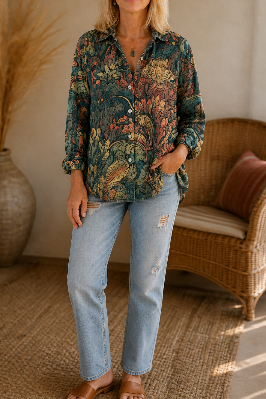 Mönstrad blus i vintagestil matchad med byxor för en komplett vardagsoutfit.