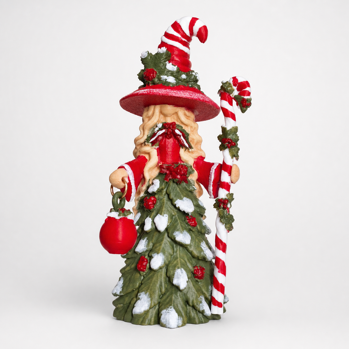 Närbild på Enchantwood julfigur som visar den fina trä- och granstrukturen