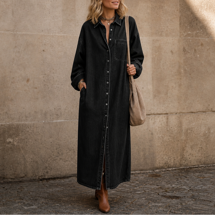 Baksida av lång damklänning i oversize modell med denimlook