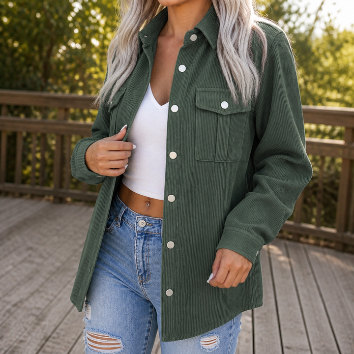 Helhetsbild av damkläder: beige höstjacka i oversize-modell