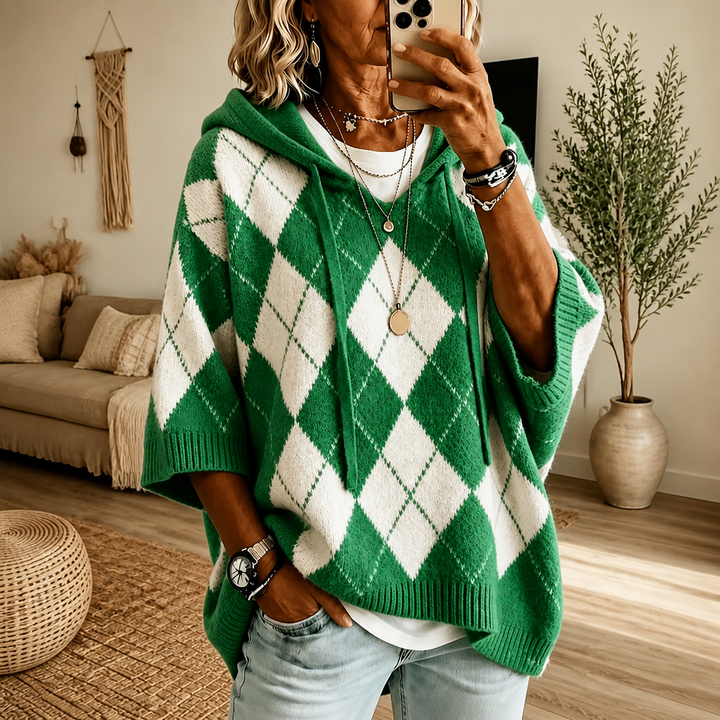 Modellvisning av damtröja poncho med huva i argyle-stil