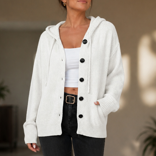 Modell som bär stilren cardigan med huva och knappar, perfekt för höstmode