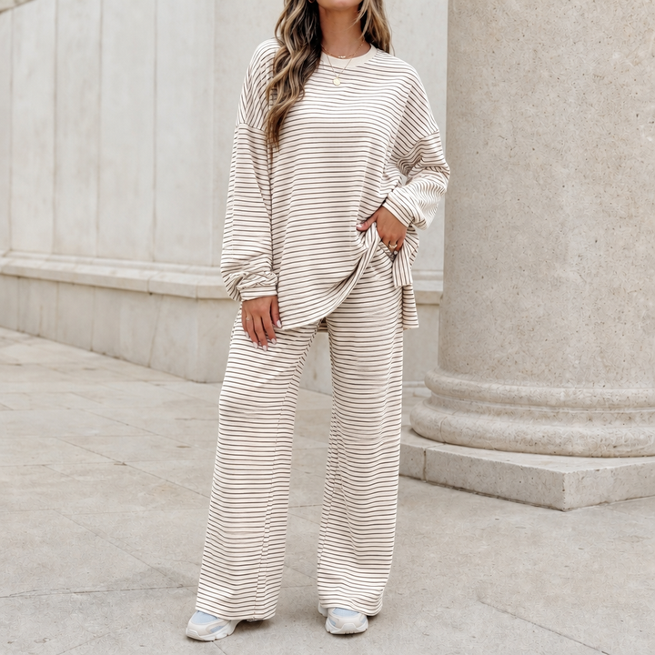Avkopplat dammode med randig pullover och byxor