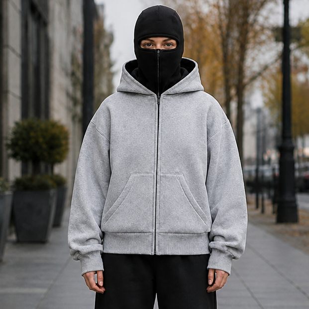 Helhetsbild på modell i svart balaclava huvtröja