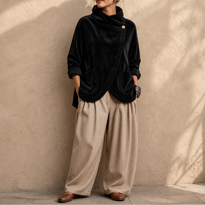 Trendig höstoutfit med bekväm poncho för dam