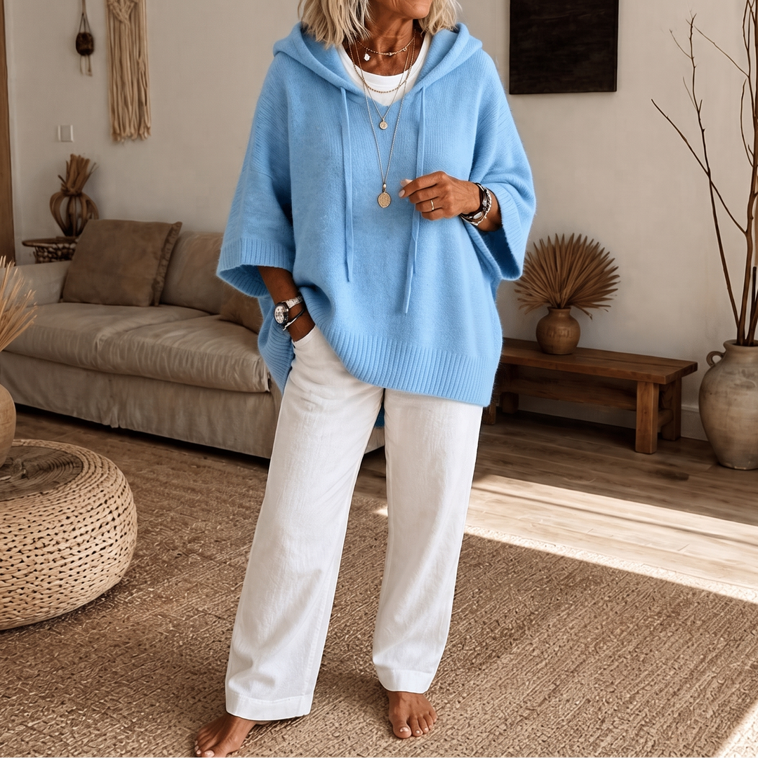 Svart stickad hoodie matchad för en stilren vardagslook