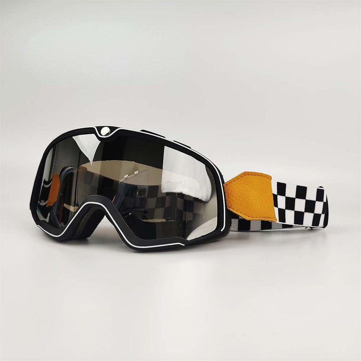 Retro motorcykelglasögon i svart och vit rutigt mönster med mörk spegellins