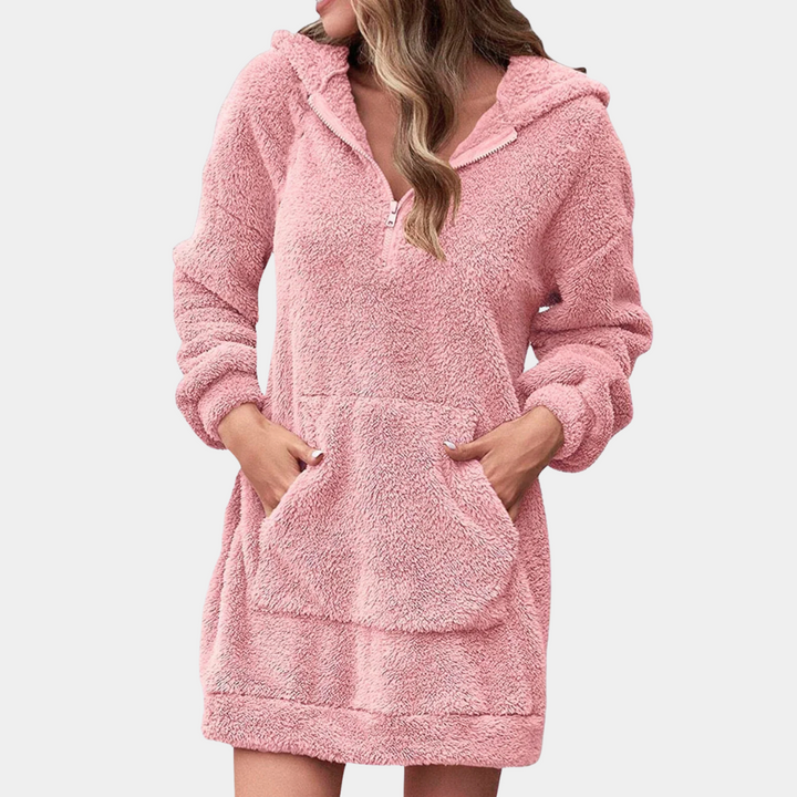 Varm dam vinterjacka med dragkedja och huva i mjuk fleece. Bekvämt ytterplagg för höst- och vintermode.