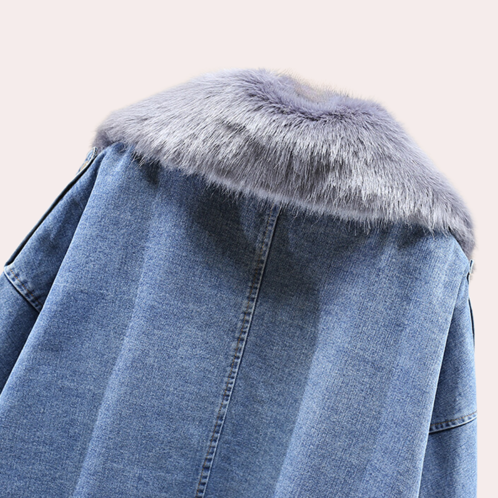 Snygg denimjacka i klassisk stil för damer. Perfekt som varm höst- och vardagsjacka, trendigt ytterplagg.
