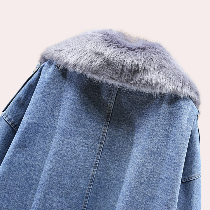 Snygg denimjacka i klassisk stil för damer. Perfekt som varm höst- och vardagsjacka, trendigt ytterplagg.