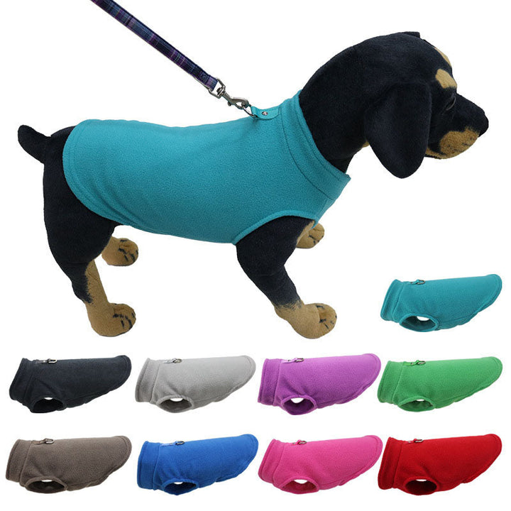 Varm, mjuk fleecejacka för hund, perfekt för kalla promenader under höst och vinter.