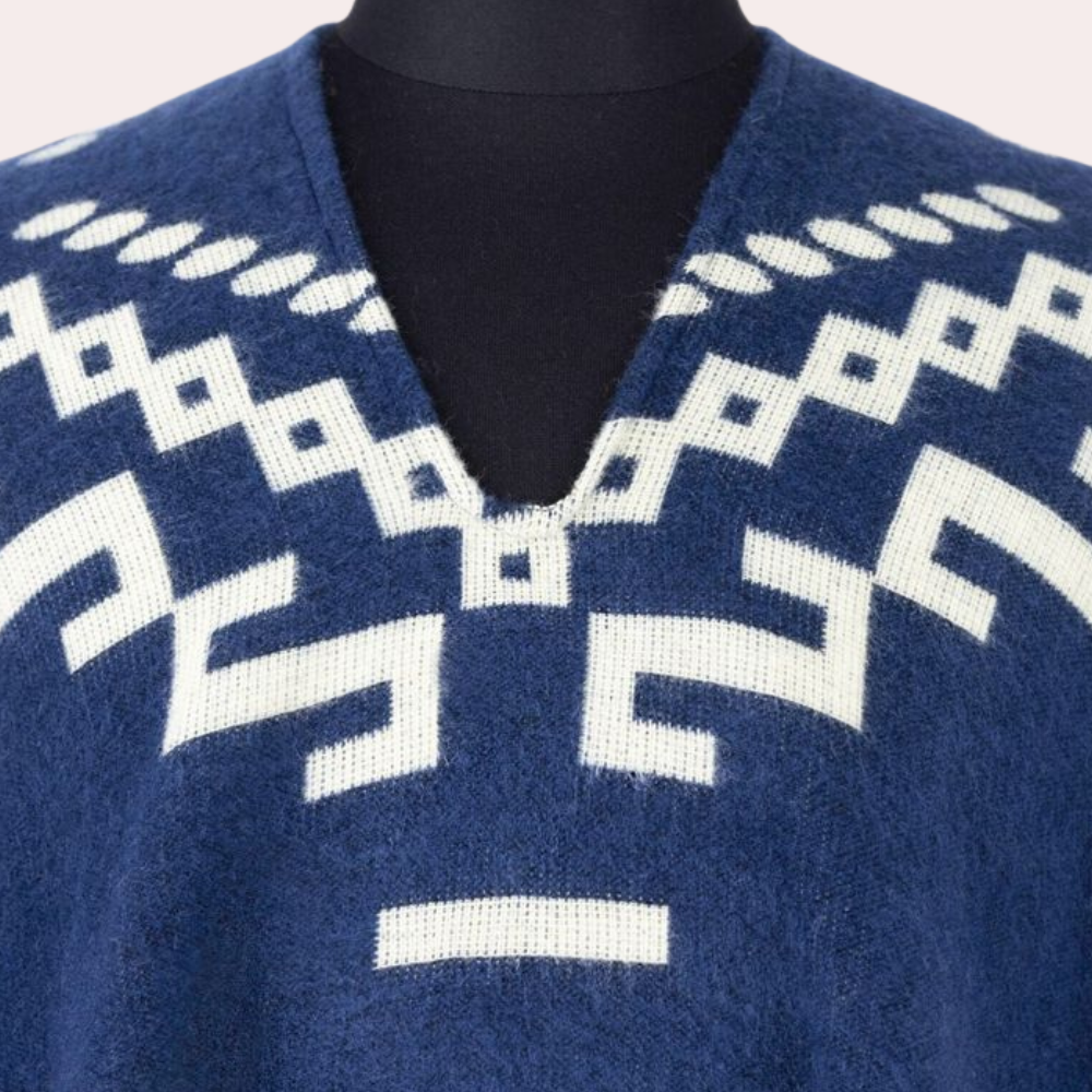 Trendig och varm herrponcho för hösten. Ett stilrent och funktionellt ytterplagg för svala morgnar och kvällar.