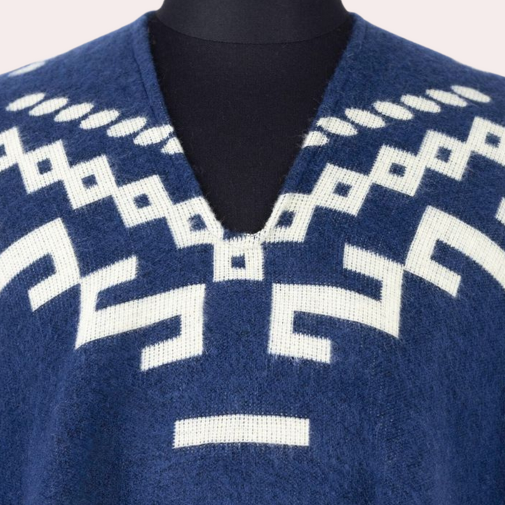 Trendig och varm herrponcho för hösten. Ett stilrent och funktionellt ytterplagg för svala morgnar och kvällar.