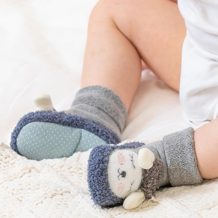 "Varma baby golvstrumpor i kammad bomull, vinterdesign med fårmönster, mjuk sula, i rosa, grå, kaki och blå."