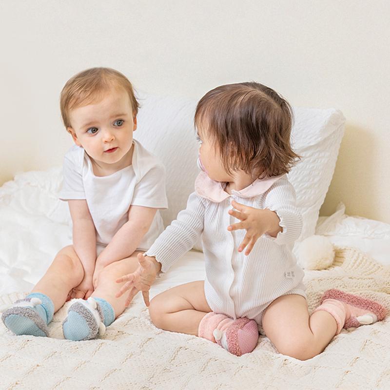 "Varma baby golvstrumpor i kammad bomull, vinterdesign med fårmönster, mjuk sula, i rosa, grå, kaki och blå."