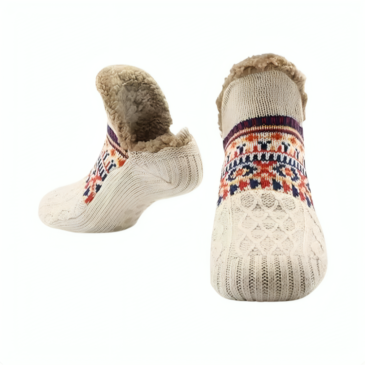 Vita stickade halksockor med mönster och fleecefoder visade i vinkel och framifrån