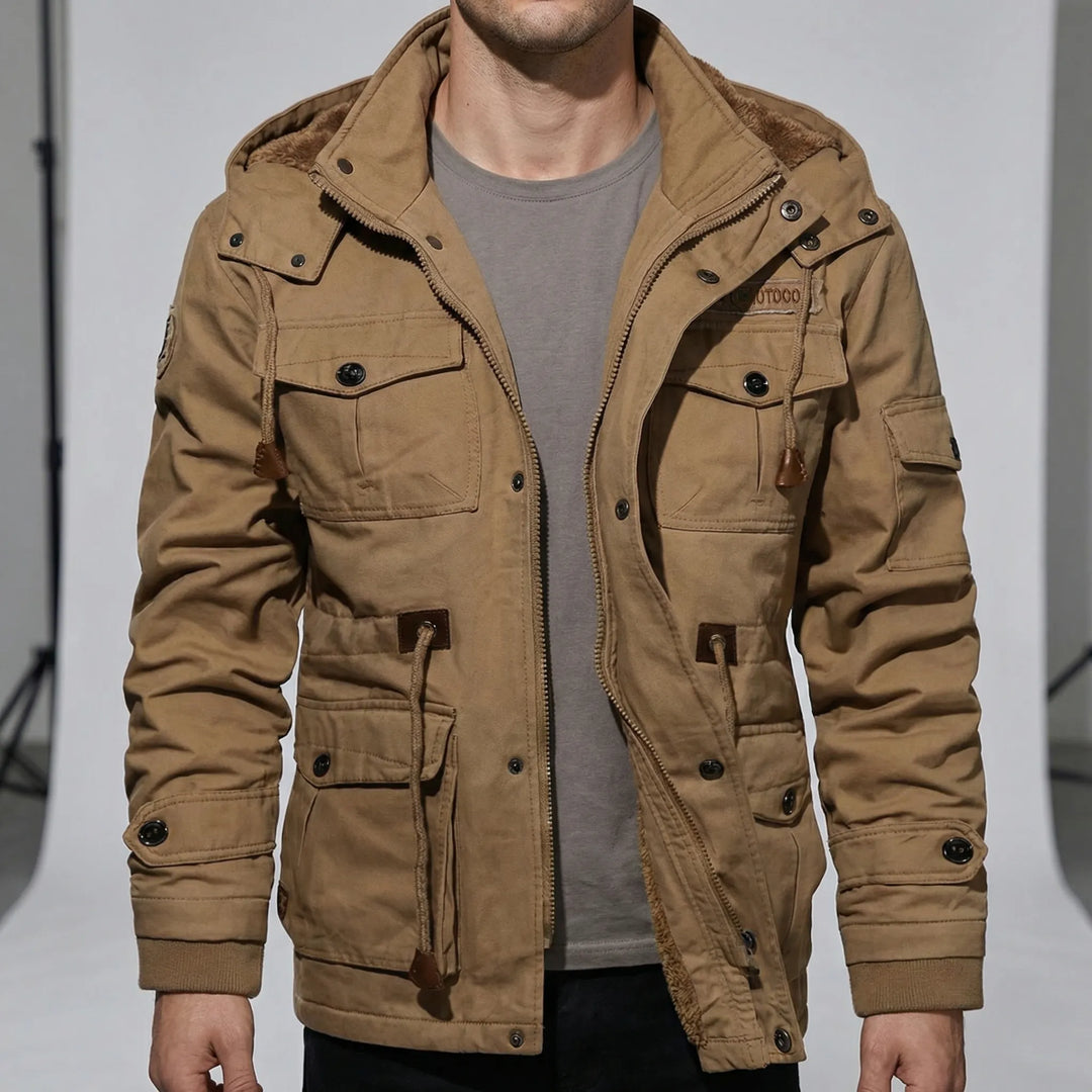 Beige vattenavvisande herrparkas. Stilren vardagsjacka för män, varm vinterjacka.