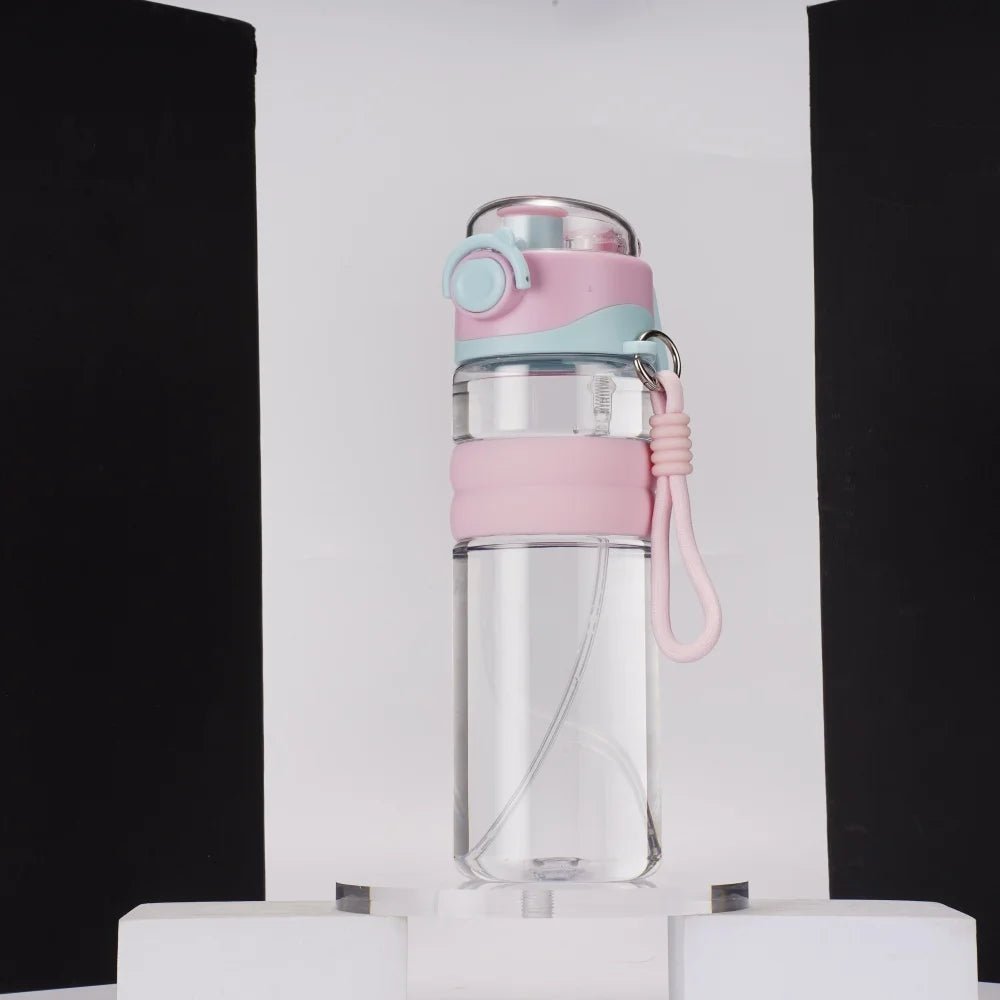 Rosa och blå vattenflaska med sprayfunktion och bärrem