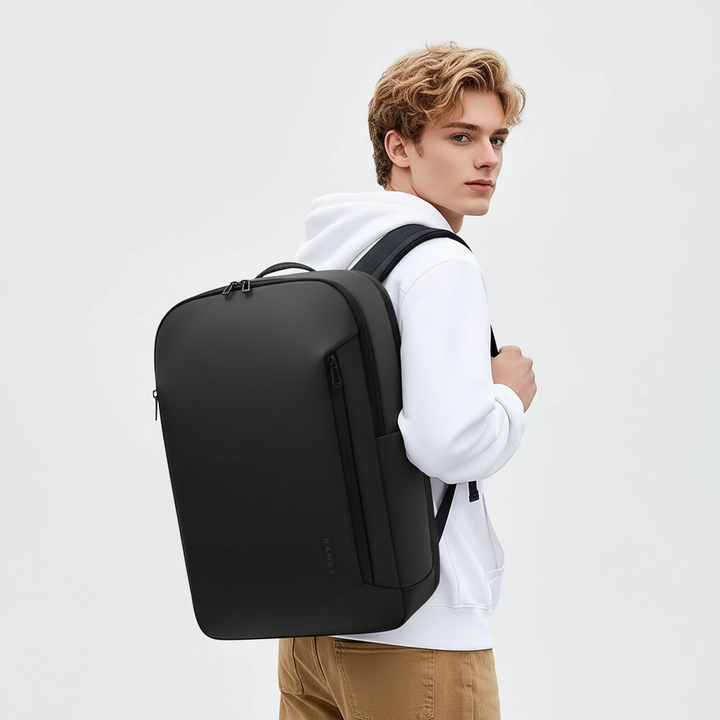 Rymlig laptopväska i vattentålig design. Skyddar din bärbara dator & dokument under pendling & affärsresor.