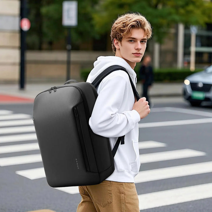 Modern unisex ryggsäck för affär & pendling. Vattentålig & slitstark design för stilren transport av laptop.