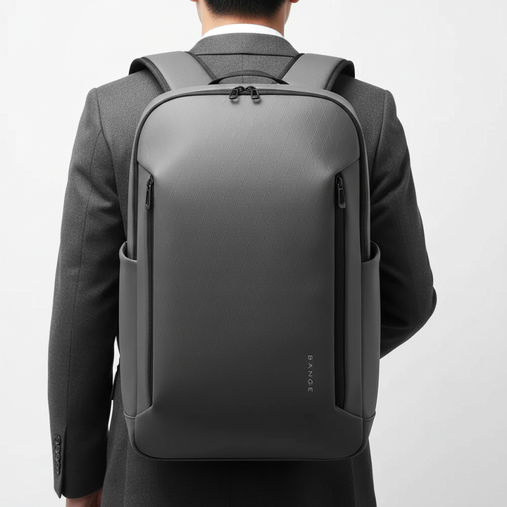 Ergonomisk pendlarryggsäck i vattentåligt material. Optimerad för laptop & organisering under daglig pendling.