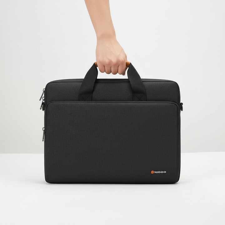 Svart vattentålig datorväska med axelrem, perfekt för säker förvaring av laptop på resor.