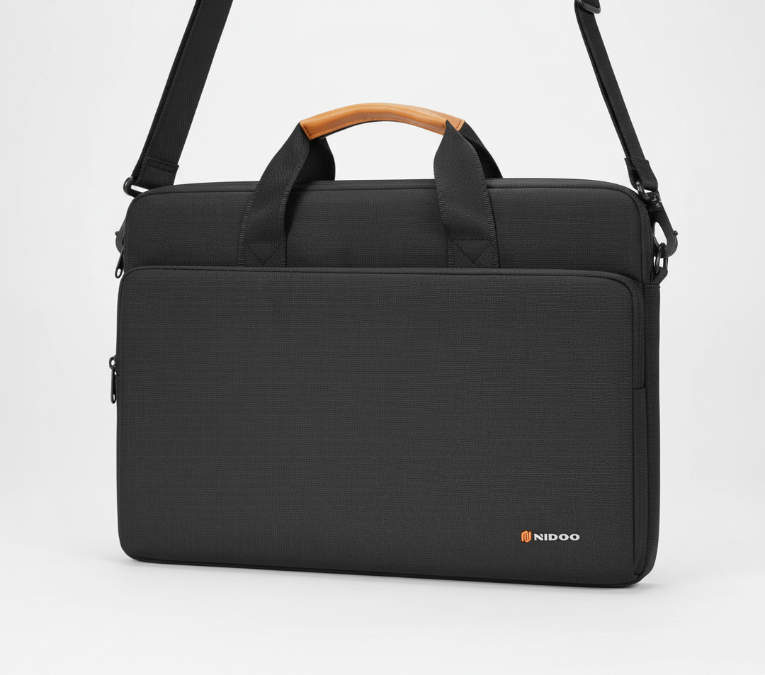 Vattentålig LapGuard axelväska som skyddar din laptop effektivt, perfekt för resor och daglig användning.