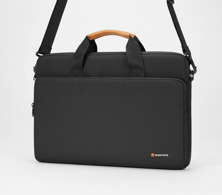 Vattentålig LapGuard axelväska som skyddar din laptop effektivt, perfekt för resor och daglig användning.