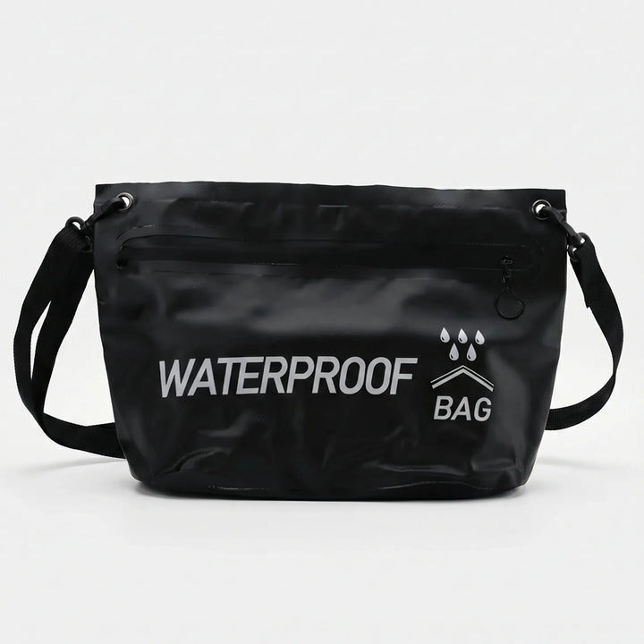 Slitstark torrväska med crossbody-funktion, perfekt för vandring, paddling och andra vattensporter.
