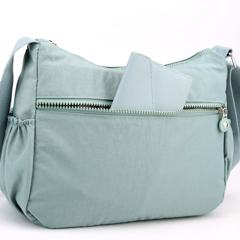 Framifrån: Vattentät dam messenger bag, minimalistisk design och funktionell för vardagen.