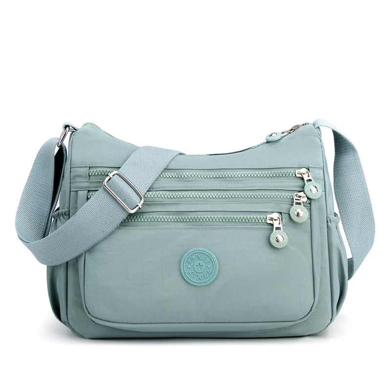 Stilren vattentät crossbodyväska i slitstarkt material, modern accessoar för kvinnor.