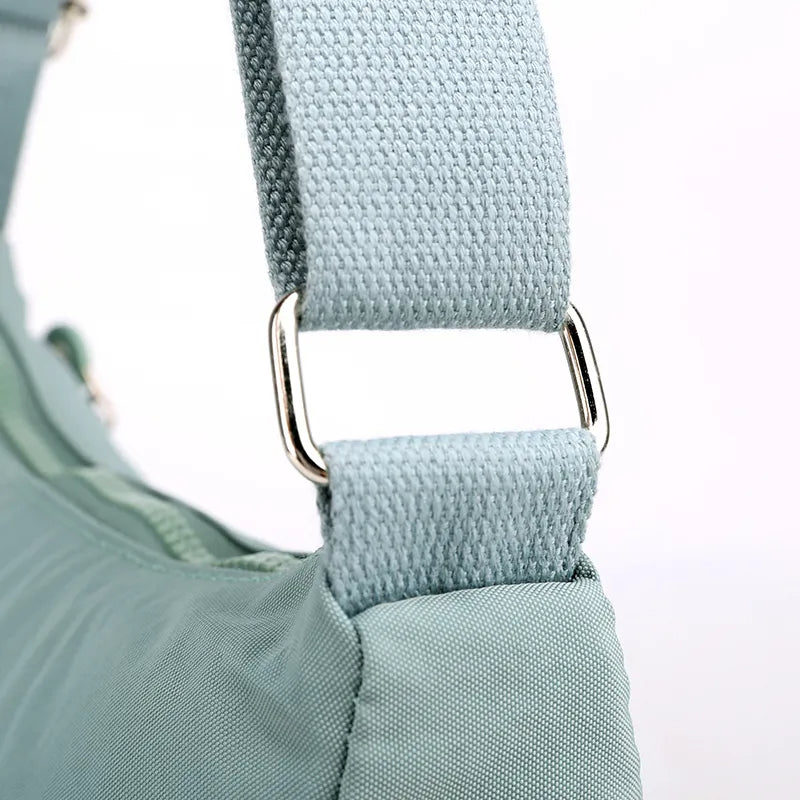 Elegant svart vattentät messenger bag för damer, en mångsidig och tidlös accessoar.