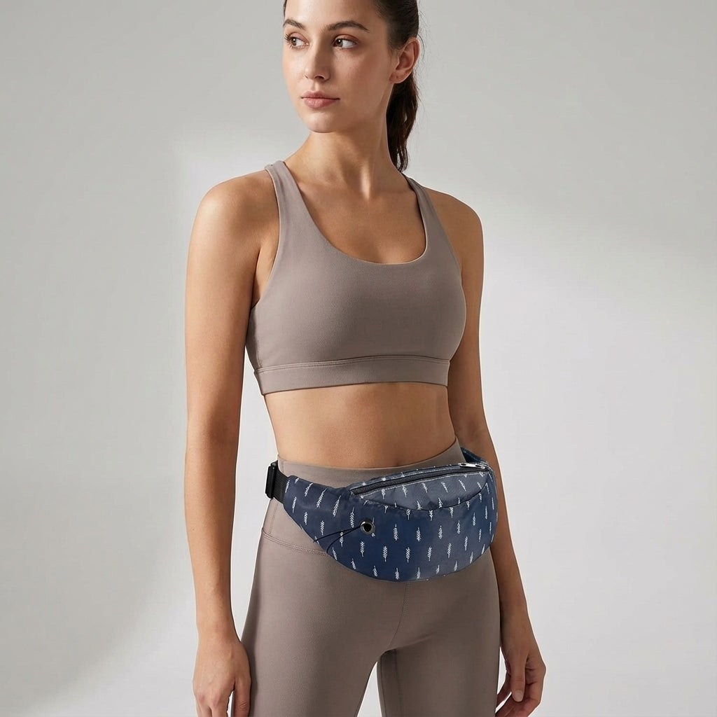 Närbild av vattentät polyester midjeväska. Justerbar rem för optimal passform under sport och fritid.