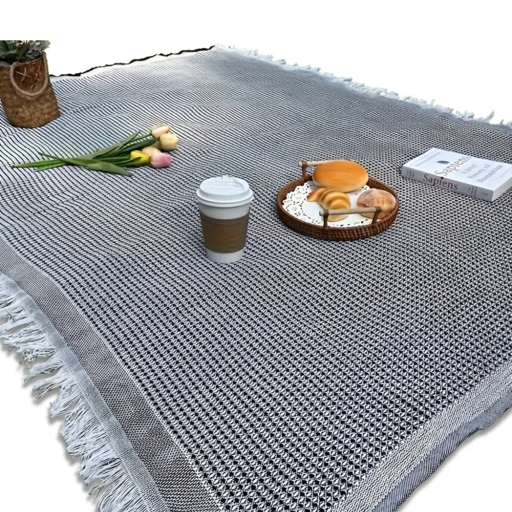 Vattentät botten på picknickfilten säkerställer att du sitter torrt på fuktiga underlag utomhus.