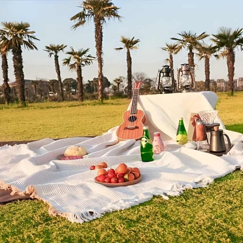 Grönskande picknick med stor vattentät filt 180x180 cm. Perfekt för familj och vänner.