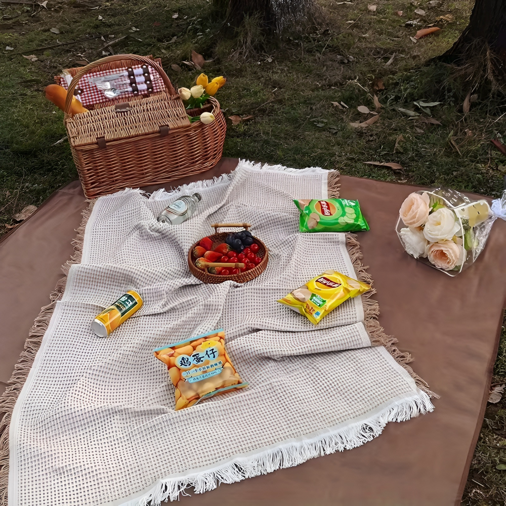 Hopfällbar campingfilt med handtag. Lätt att bära för utflykter och äventyr i naturen.