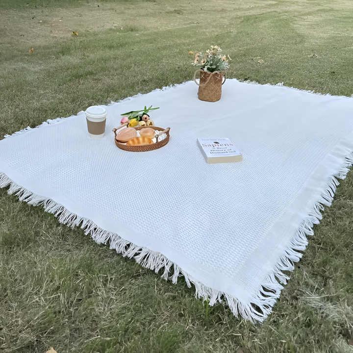 Kompakt hopfällbar picknickfilt som är lätt att packa och bära med sig på resan.