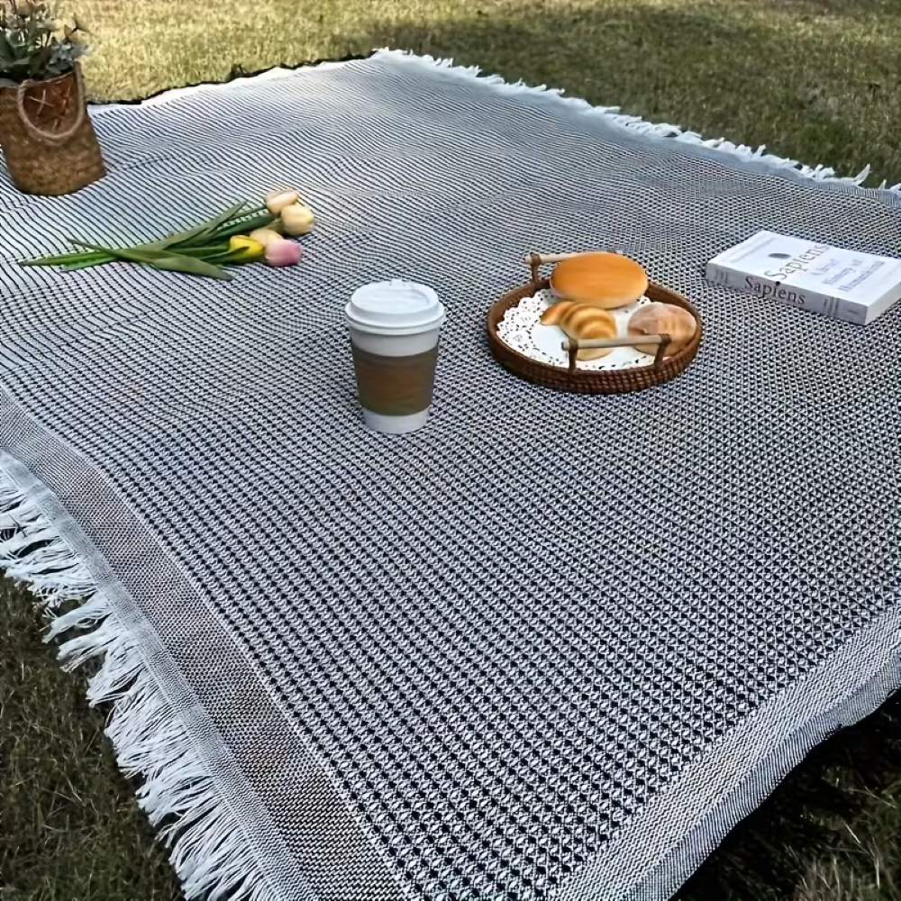 Rymlig vattentät picknickfilt, perfekt för familjemiddagar utomhus eller avkoppling i naturen.