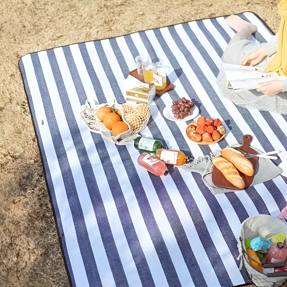 Vattentät och tvättbar picknickfilt med rutigt mönster. En tålig familjefilt för gräset eller stranden.