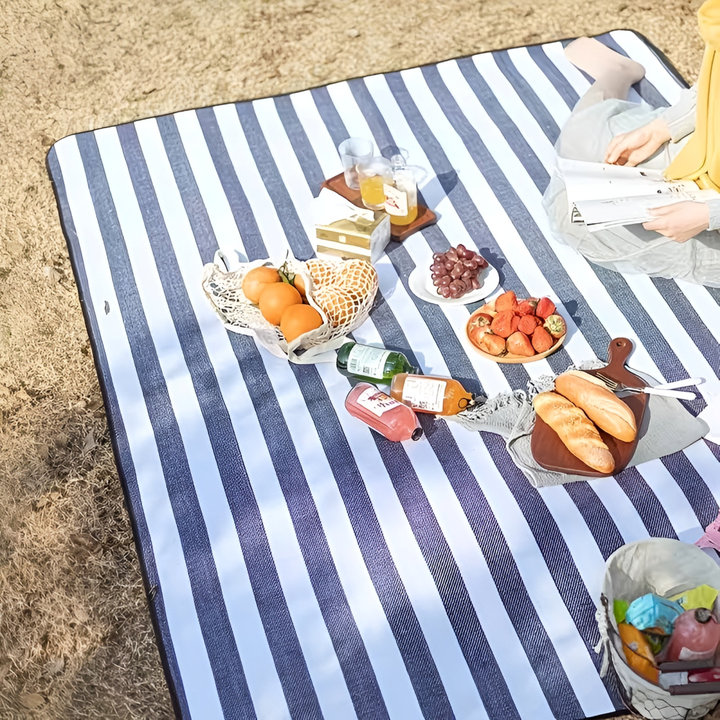 Vattentät och tvättbar picknickfilt med rutigt mönster. En tålig familjefilt för gräset eller stranden.