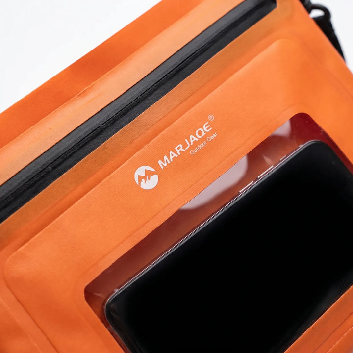 Drybag crossbodyväska som skyddar mobil & värdesaker mot vatten & smuts under utomhusbruk.