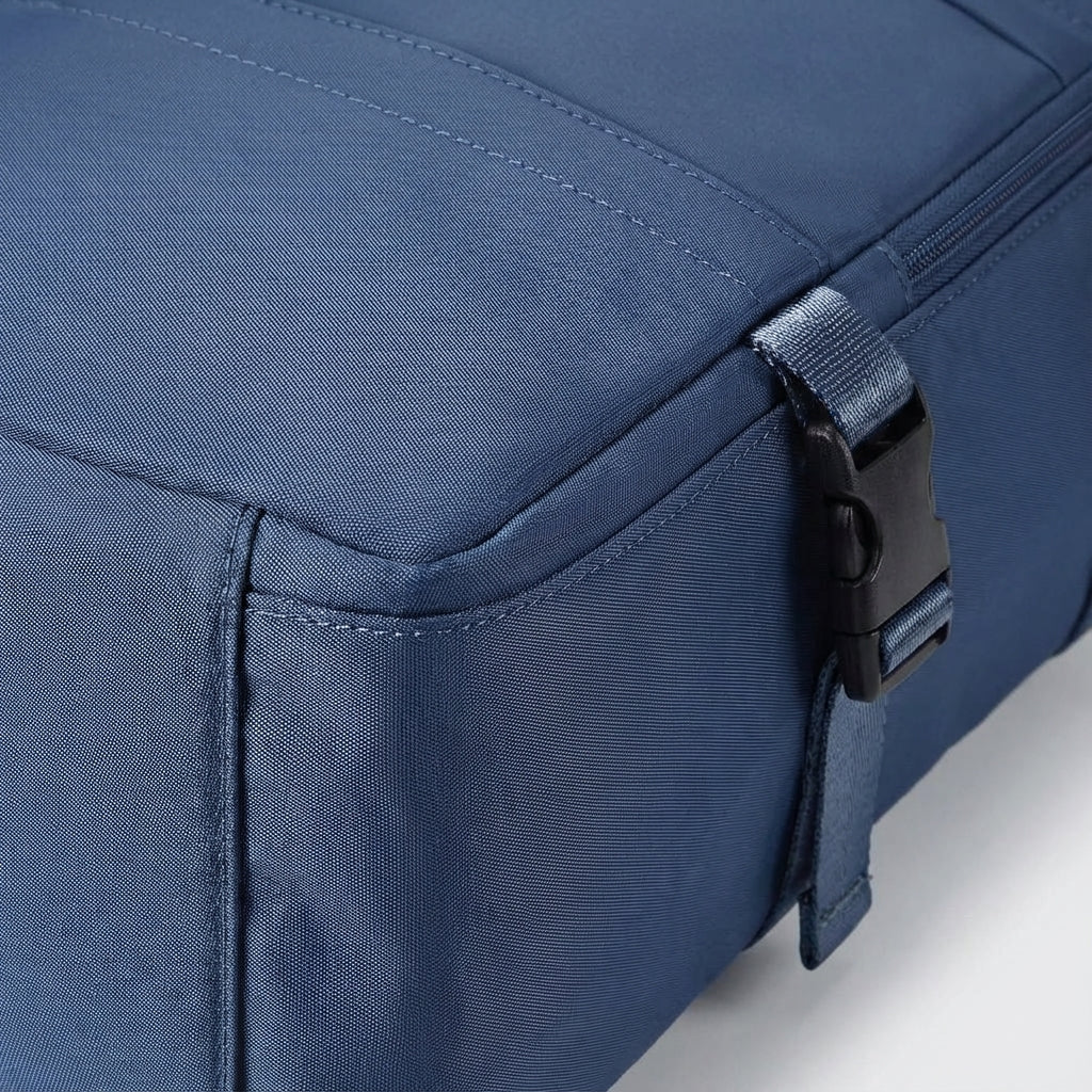 Snygg unisex reseryggsäck i kabinmått, vattentät. Perfekt handbagage för både korta och långa resor.