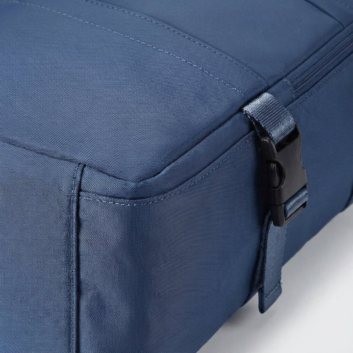 Snygg unisex reseryggsäck i kabinmått, vattentät. Perfekt handbagage för både korta och långa resor.