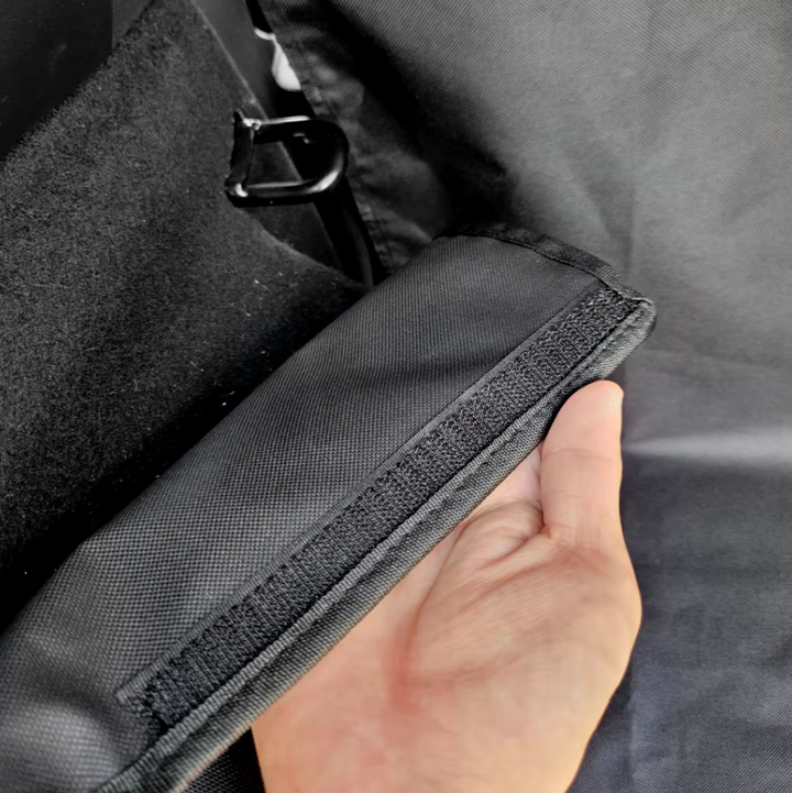 Lättrengörligt bagagerumsskydd för hund, perfekt för smutsiga tassar efter utflykter. Håller bilen fräsch.