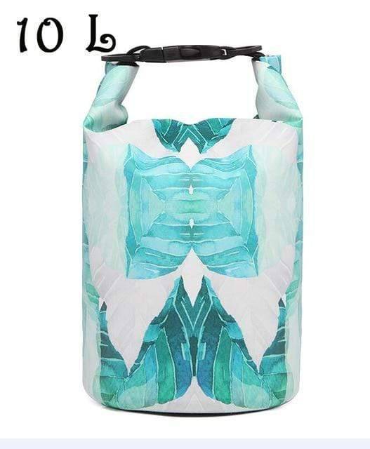 Gul dry bag som syns bra i skog och på sjö