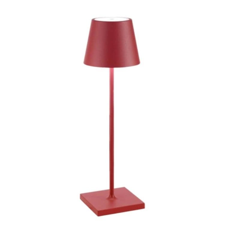 Trådlös bordslampa tänd i ett mörkt rum som visar det behagliga skenet
