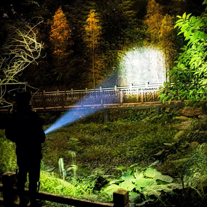 Vattentät LED-ficklampa med justerbara ljuslägen, kraftigt chassi av flygaluminium för äventyr i alla väder.